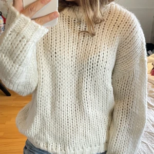 Nakd vit Stickad  - Tjock stickad, mjuk och skön! Knappt använd🌱