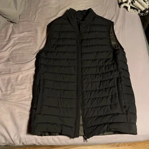 Väst - Säljer denna fräscha väst fråga Jack and jones. De är en klassisk blå väst. Storlek är M. Perfekt till våren! Pris kan diskuteras