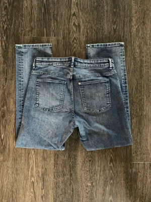 H&M Jeans - Bootcut liknande jeans från H&M, inga fläckar eller liknande! Har du några frågor tveka inte på att höra av dig! Vid eventuellt köp står köparen för frakten och betalningen sker innan varan skickas!🤗 Priset kan diskuteras ☺️