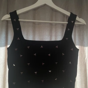 Topp från zara⚡️ - Snygg topp/linne från zara⚡️häftiga detaljer med nitar på och ganska rejält tyg⚡️använd en gång🐻🥰
