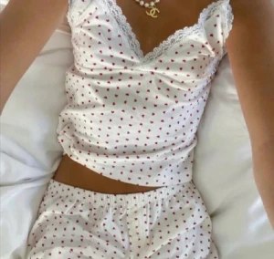 Brandy Melville topp - Intressekoll på min hjärt topp kan inte kommer till andvändning❤️ kommer ej ihåg vad jag köpte den för❤️ ni lägger bud privat❤️