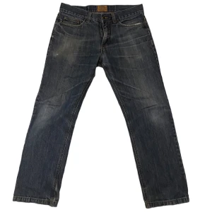 Midrise jeans - Sköna jeansbyxor som passar mig då jag är i storlek m/l Straight leg Jag är 168 och dem är ”korta” på mig. (Typ runt anklarna) 