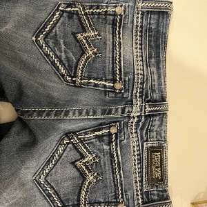 Miss me jeans  - Assss snygga miss me jeans som jag köpte men inte passar mig 😭, jag skulle säga att de passar någon som har strlk 34-36. Jag är 170 å de passar längdmässugt bra på mig! ❤️❤️ de står ”skinny” på byxorna men jag tycker att de är mer bootcut/straight❤️🫶🏻