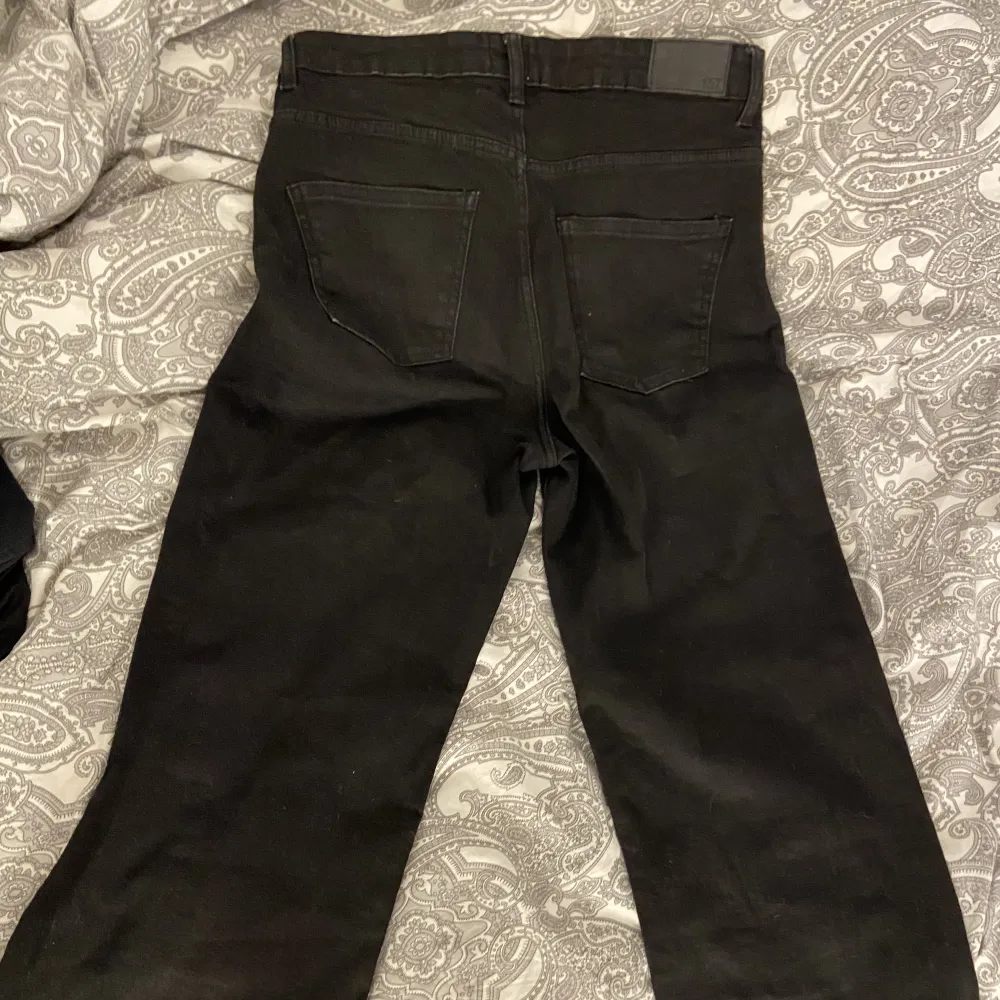 Raka svarta jeans från lager 157 knappt använda. Storlek M. Djur finns i hushållet Modell: LANE . Jeans & Byxor.