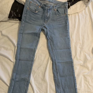 Jeans - Snygga tajta jeans i storlek 44. Köpta på Ullared, knappt använda. Det finns 2 par till salu. Frakt tillkommer.