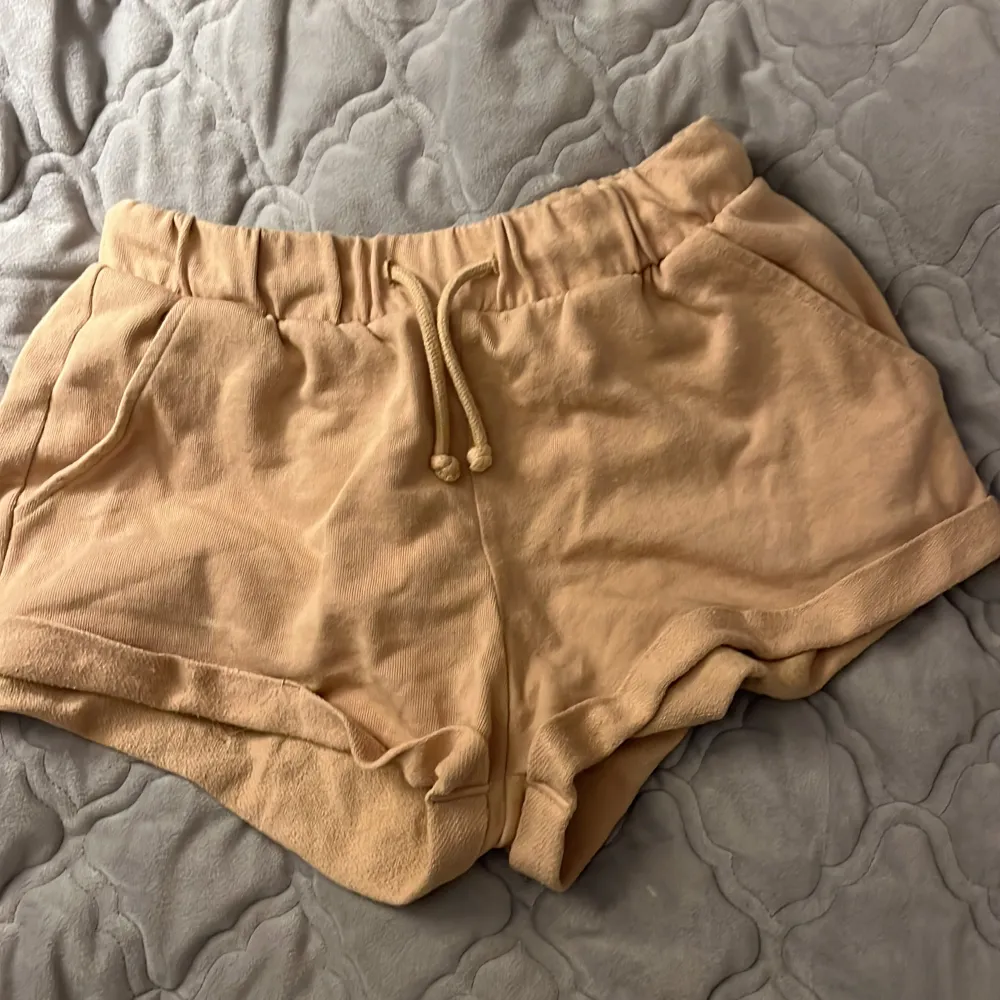 Ett par beiga mjukis shorts i storleken XS🤗. Shorts.