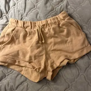 Ett par beiga mjukis shorts i storleken XS🤗