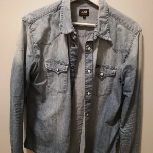Lee jeansskjorta  - Lee jeansskjorta i bra skick, storlek Medium. 