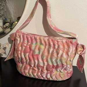 Hvisk färgglad väska - Aldrig använd väska från Hvisk som passar bra till vår och sommar☀️✨
