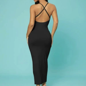 Klänning - En jättefin klänning från shein i storlek XS. Säljer då jag råkade beställa 2 av samma. Materialet är väldigt skönt och stretchigt. Banden i ryggen kan justeras🥰Frakten kostar 45kr (inte spårbart) 59 + 45 = 104kr totalt