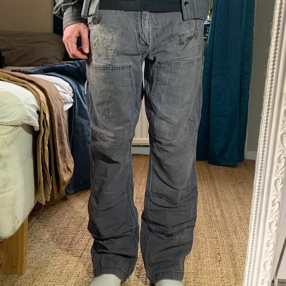 Ett par feta Carhartt byxor. Dem har ett hål ovanför högra fickan och en röd fläck på vänster bakficka. Bara att skriva för fler bilder:)     Ytterben 104cm  Benöppning 21cm. Jeans & Byxor.