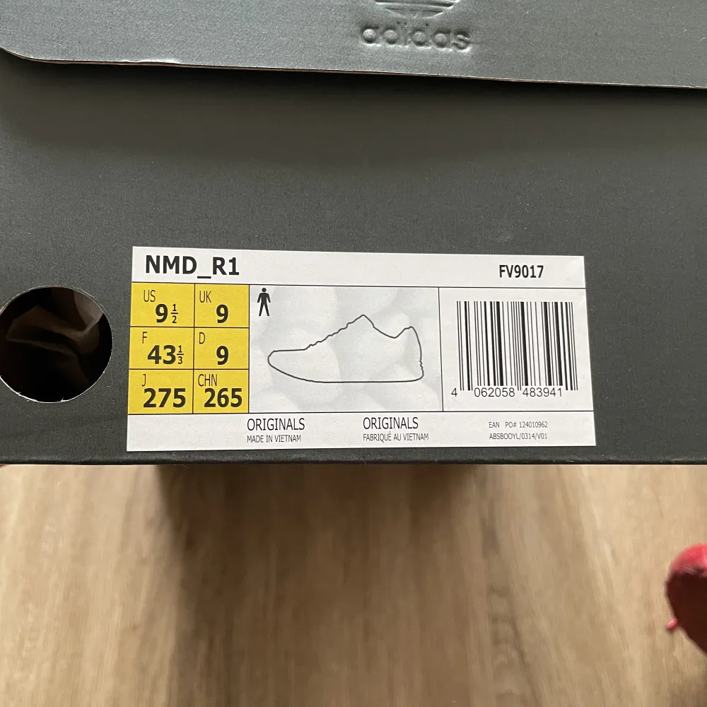 Adidas NMD R1 storlek 43 1/3 i mycket bra skick. Använda ett fåtal gånger!  . Skor.