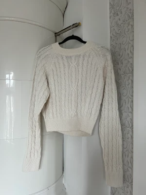 Tröja - Använt med väldigt bra skick! Lite kortare modell! ✨ (köparen står för frakt)