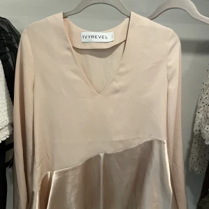 Blus - Supergullig ljusrosa topp från ivyrevel, med cool silkesdetalj