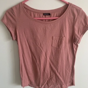 T shirt - Gullig t shirt med en liten ficka på vänster sida