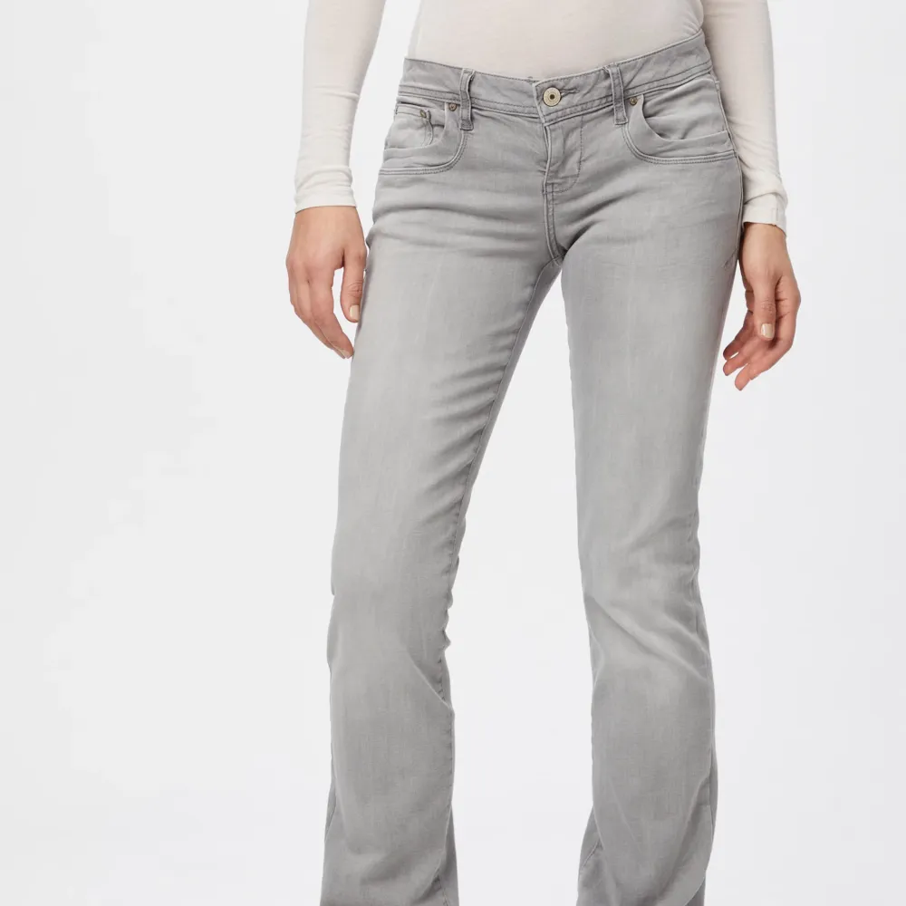 Säljer nu mina Ltb jeans i modellen Valerie pga att de inte kommer till användning längre💕 De är i storlek 27/34 och sitter bra på mig som är 171 cm. Innerbenslängd: 83 Det är bara att kontakta mig om du vill ha egna bilde på hur de sitter🤝. Jeans & Byxor.