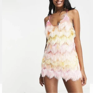 festklänning 💖💛💛 - säljer nu denna populära, helt slutsåld klänning inköpt i somras på missguided! Nypris ca 700kr!! endast provad 💖💖💗