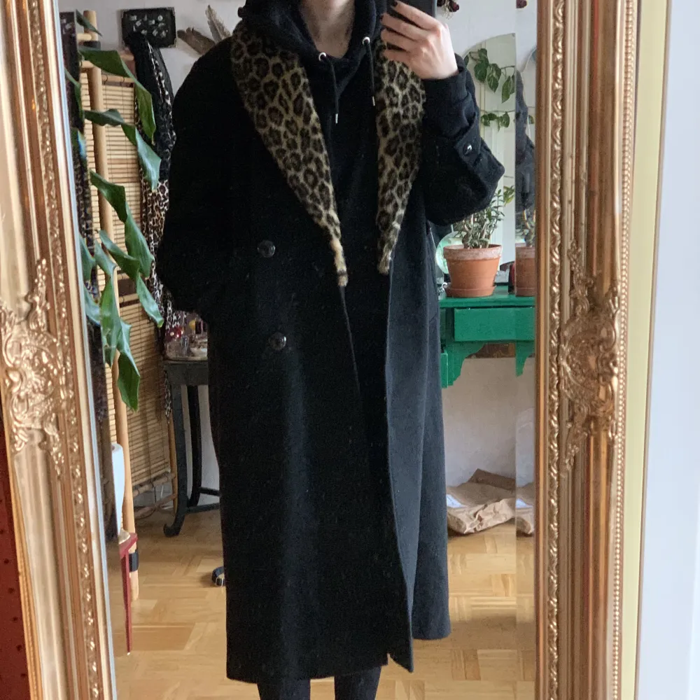 Lång svart vintage rock i ylle med dubbelknäppning och leopardkrage. Jag är 172 cm lång och kappan går ner till vaden ungefär . Jackor.