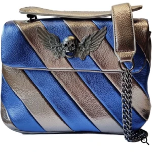 Axelremsväska  - Liknar kurt geigerväskan, ursprungligen blå och silver men med solblekning har den blivit en fin lila färg💜Nypris:2500 men pga skavanker säljer jag för 1000 kr:)