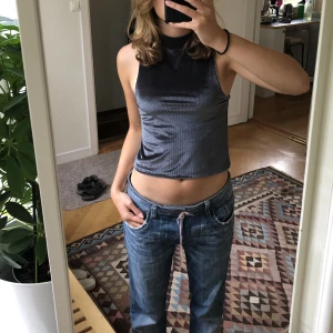 Silvrig ärmlös topp med krage  - Så fin topp från subdued! Passar XS/S. Kan mötas upp i Stockholm, annars står köparen står för frakt☀️