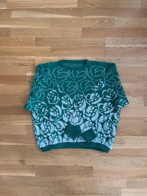 Grönvit stickad tröja  - Använd ett fatal ganger. Jag har gratis utkörning inom tullarna i Stockholm, frakta det är ocksä ett alternativ.