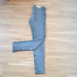 Fear of god liknande jeans i helt nytt skick! 9/10! Standard Storlek 29 Kolla in vår sida för fler unika plagg. Samfraktar även med andra plagg! 
