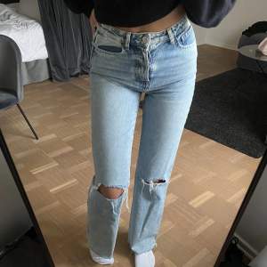 blåa jeans från bikbok med slitningar, i storlek 27. i fint skick❤️