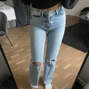 jeans - bikbok  - blåa jeans från bikbok med slitningar, i storlek 27. i fint skick❤️