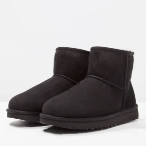 Uggs - Intressekoll på mina uggs mini! I bra skick, använda men väl omhändertagna. Skriv gör fler bilder!