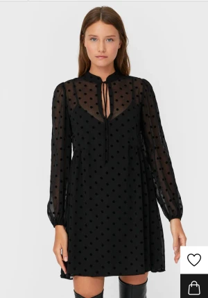 Svart klänning - Svart långärmad kort klänning, med en underklänning