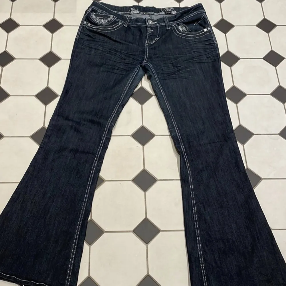Snygga jeans köpt från plick. Midjemått tvärs över 42 cm, innerbenslängd 78 cm. Står ingen storlek men skulle säga m-l . Jeans & Byxor.