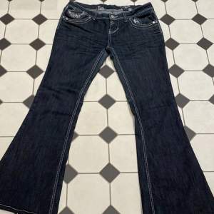 Snygga jeans köpt från plick. Midjemått tvärs över 42 cm, innerbenslängd 78 cm. Står ingen storlek men skulle säga m-l 