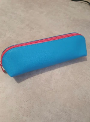 Pennskrin - TRYCK INTE PÅ KÖP NU UTAN KONTAKTA MIG OM DU VILL KÖPA 🫶 Pennskrin/pennfodral -perfekt till skolan! FRAKT: 30kr