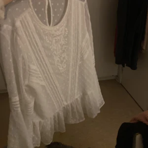 Vit zara blus - Säljer nu denna söta blusen från zara i storlek s, säljer den för att jag inte fått någon andvändning av den. Skriv för frågor eller intressen