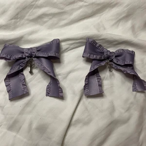 Handgjorda hårrosetter  - Hårrosetter i satin med kors. Hårrosetterna kommer i par och är handgjorda. DMa för betala med swish och billigare frakt 