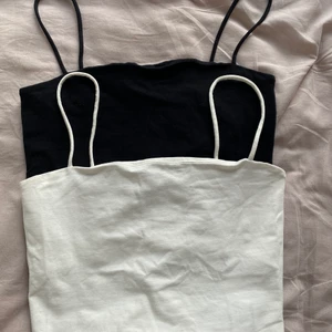 Vit och svart linne - Två bas linnen från Gina 1 för 40 2 för 70❤️ frakt 66kr och storleken är xs men de passar även större då de är stretchiga❤️ skriv vid frågor eller om ni är intresserade av att köpa❤️