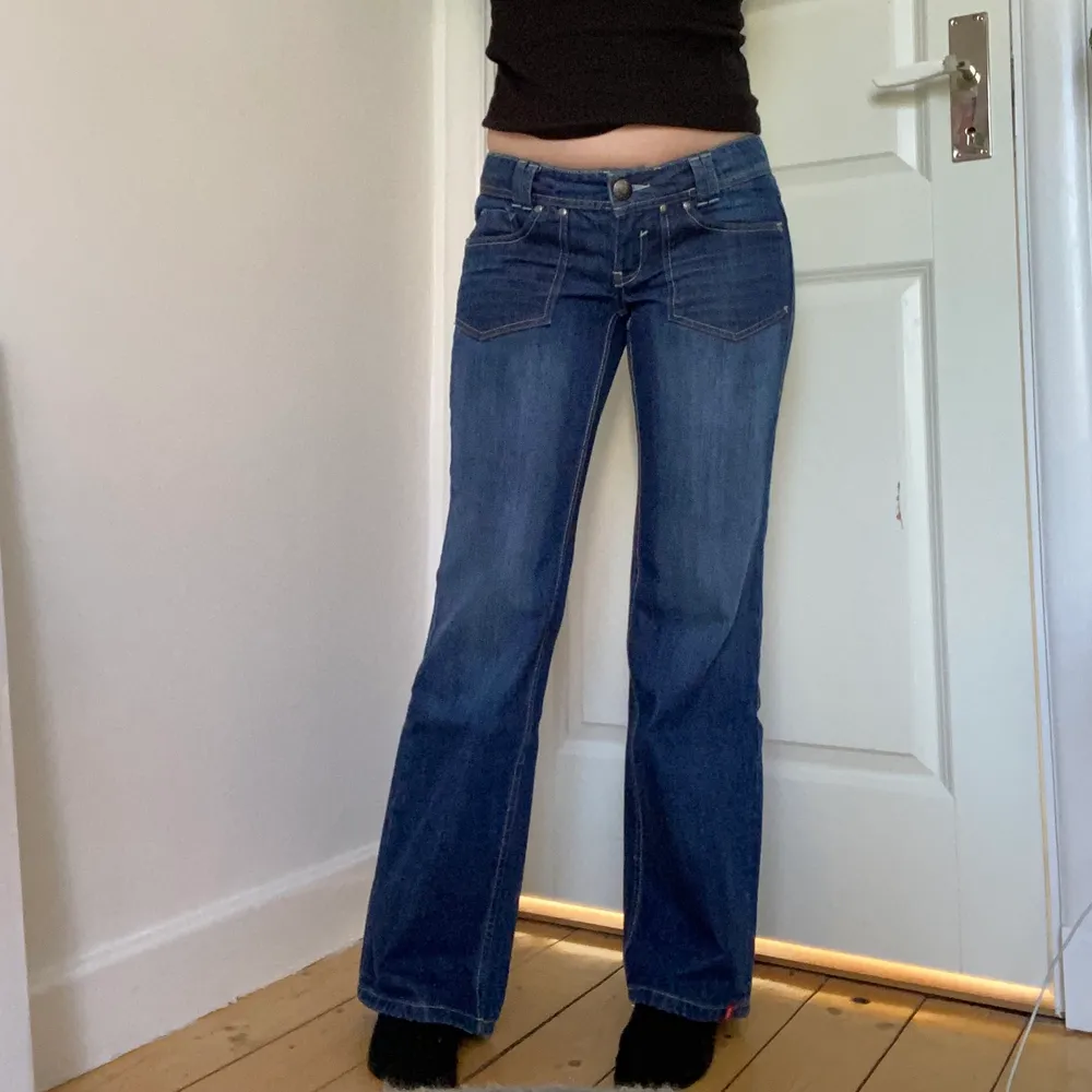Använd inte köp direkt! Snygga lågmidjade jeans från Esprit. Tyvärr lite tajta på mig som brukar ha 38-40 i storlek.  Midjemåttet är ca 84cm och innerbenslängden ca 79cm. Jag är 168cm. Frakt kostar 80kr.. Jeans & Byxor.