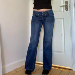 Använd inte köp direkt! Snygga lågmidjade jeans från Esprit. Tyvärr lite tajta på mig som brukar ha 38-40 i storlek.  Midjemåttet är ca 84cm och innerbenslängden ca 79cm. Jag är 168cm. Frakt kostar 80kr.