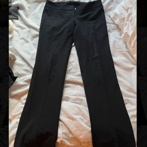 Kostymbyxor  - Jättefina lågmidjade kostymbyxor som är perfekt längd för mig som är 165💕 