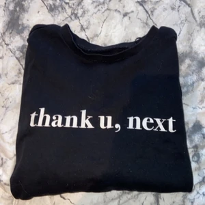 En svart sweatshirt  - Använd fåtal gånger och i bra skick❤️ säljer då den inte kommer till användning, köparen står för frakt❤️