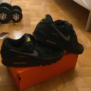 Nike air Max 90 - Skorna är andvända ett fåtal gånger så dem är i ny skick. Köpta på jd i Stockholm, köpta för 1600 (kvitto finns med) . Är även öppen för byten i samma strlk 41-42 