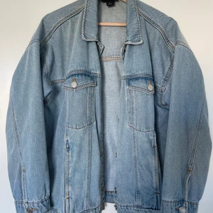 Monki jeansjacka - Oversize jeansjacka från monki. Sparsamt använd. Strl S men passar lika bra M