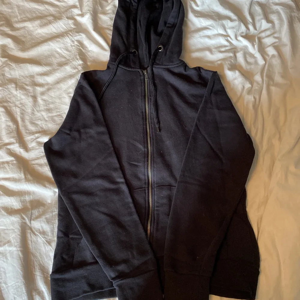 Sipp up hoodie ifrån lager 157 i storlek s. Aldrig använt och är fullt hel. Ordinarie pris 200kr men väljer att sälja för 80kr plus frakt.. Tröjor & Koftor.