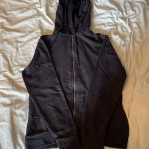 Sipp up hoodie ifrån lager 157 i storlek s. Aldrig använt och är fullt hel. Ordinarie pris 200kr men väljer att sälja för 80kr plus frakt.