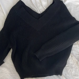 Stickad tröja - Säljer denna super fina stickade tröja! Super bra skick💓Perfekt nu till hösten! Minns inte vad jag köpte den för men säljer för 75kr!! Köparen står för frakt.