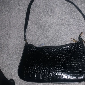 Väska  - En svart väska från SHEIN bra skick nästan aldrig använd❤️  