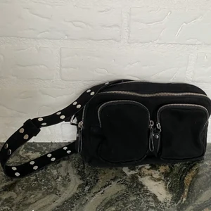 Väska - Svart noella liknande väska. Säljer endast eftersom den ej kommer till användning längre. Finns ett till band som man får med. Lånade bilder💗💗 pris kan diskuteras!!!