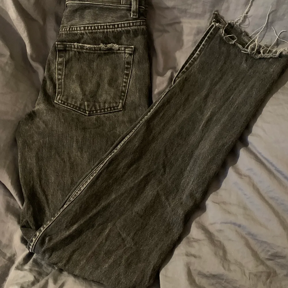 Jeans från Gina tricot. Har slits längst ner på båda benen samt lite ”slitage”. Meddela gärna om ni har frågor eller vill ha fler bilder. Jeans & Byxor.