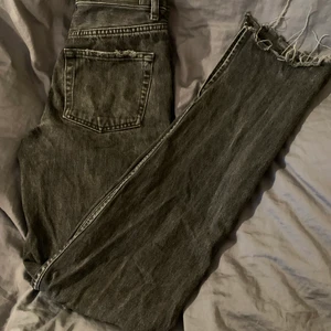 Gina tricot jeans m slits  - Jeans från Gina tricot. Har slits längst ner på båda benen samt lite ”slitage”. Meddela gärna om ni har frågor eller vill ha fler bilder