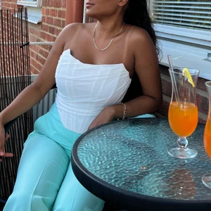 Vit korsett topp - Säljer denna vita korsett toppen som är använd en gång på denna bild 